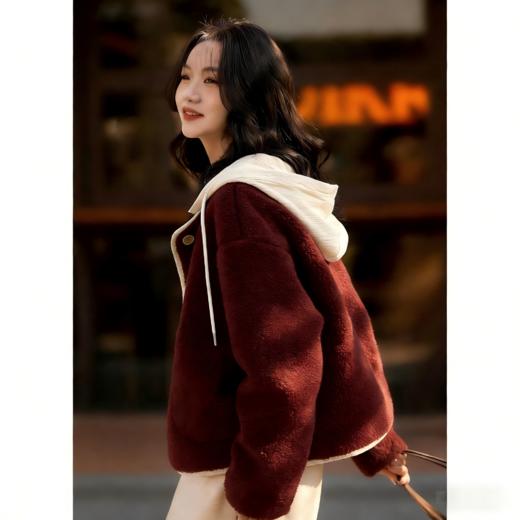 LONGNVFAIR 车厘子红羊羔绒皮毛一体大衣  外层高密度QQ小粒仿羊羔毛，绒朵细密蓬松度拉满，内里鹿皮绒，牢牢锁住热量，可拆卸白帽撞色 商品图13