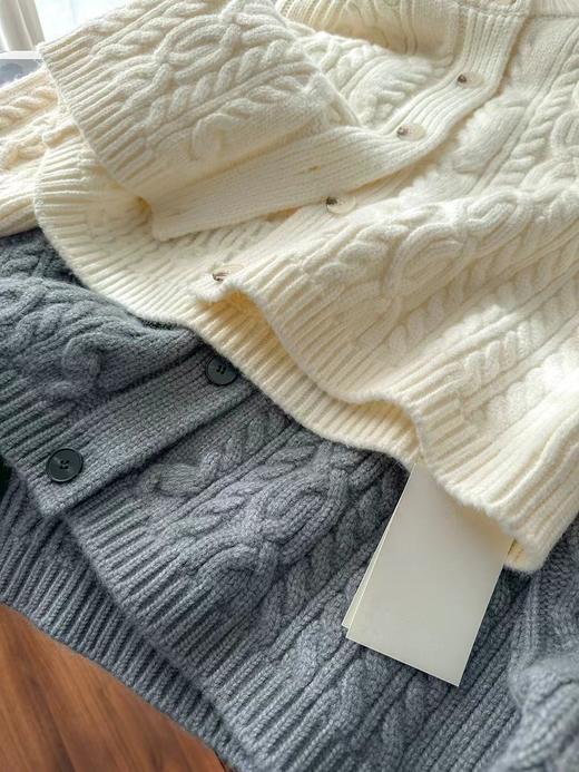 D122125复古时尚百搭圆领绞花单排扣纯色针织开衫外套 商品图5