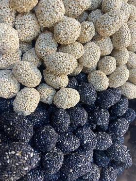 黑/白芝麻去皮去核枣 芝麻烘烤香 + 枣子原香 酥香甜  散装称重，生产日期日在大件外包装 发货的内袋无日期 介意慎拍哦