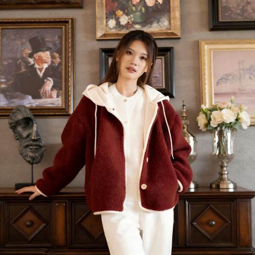 LONGNVFAIR 车厘子红羊羔绒皮毛一体大衣  外层高密度QQ小粒仿羊羔毛，绒朵细密蓬松度拉满，内里鹿皮绒，牢牢锁住热量，可拆卸白帽撞色 商品图2