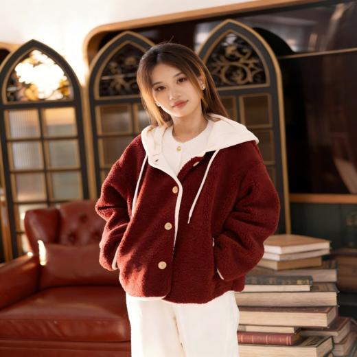 LONGNVFAIR 车厘子红羊羔绒皮毛一体大衣  外层高密度QQ小粒仿羊羔毛，绒朵细密蓬松度拉满，内里鹿皮绒，牢牢锁住热量，可拆卸白帽撞色 商品图6