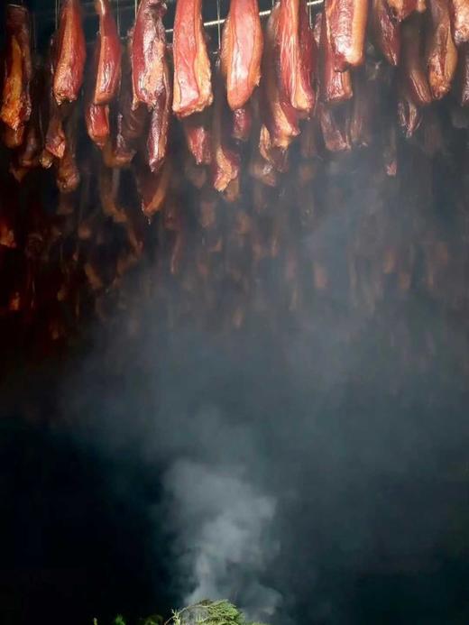 【觅趣小铺-青城山腊肉香肠】上新特惠220元=5斤（原价320元）古法制作， 当地农家生态猪肉百年腌制秘方，天然香料手工配制，风味醇正，十年经验的老师傅全程监制，冬季限量生产，确保每一份品质。 商品图1