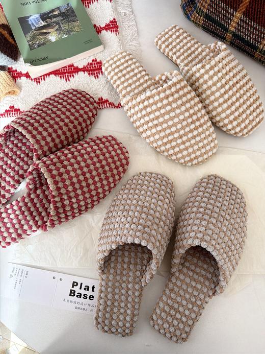 ⭐【𝗣𝗹𝗮𝘁 𝗕𝗮𝘀𝗲双色菠萝绒棉拖】高级感满分！秋冬必备保暖棉拖实测🧦�这双棉拖真的让我对居家拖鞋改观了！ 质感绝绝子✨🧵加厚定制菠萝棉绒内里超级暖和 👏穿上瞬间被温暖包围❄️ 商品图1