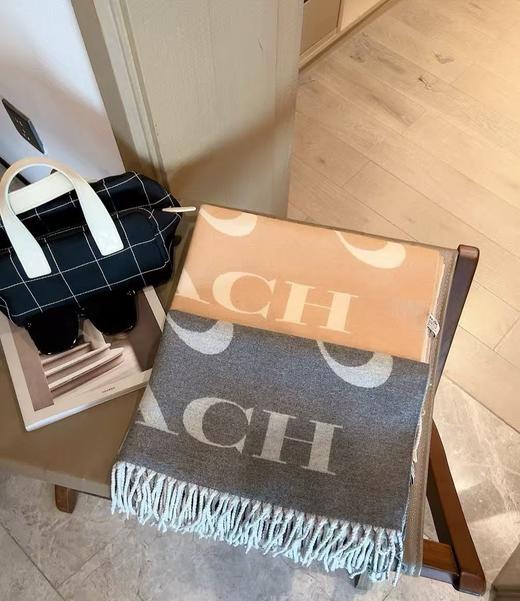 【限时购】【礼盒礼袋】COACH/蔻驰奥莱男女同款经典标志大尺寸老花围巾复古 178cm*48cm 商品图4