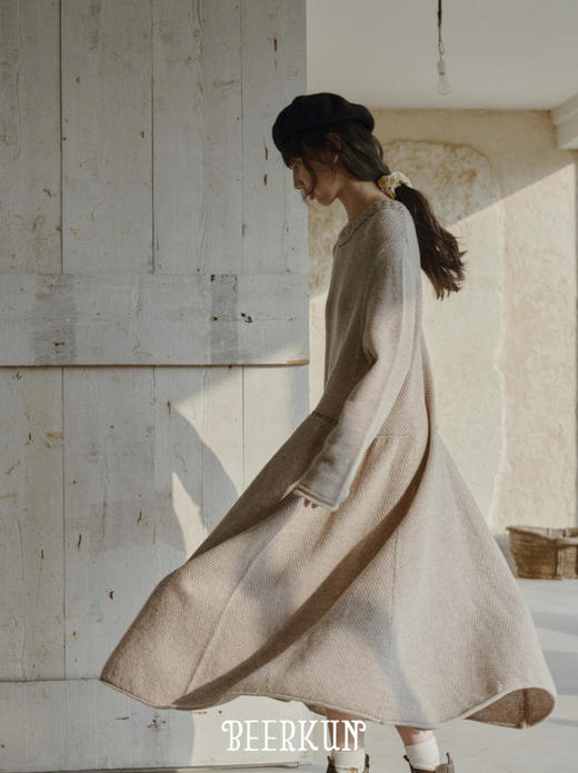 [特价]古典文艺花式羊毛纱连衣裙 钩花领宽摆针织罩衫裙 奶咖 商品图0