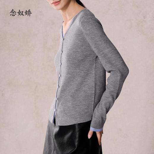 【商场同款】CNK5018 “ 拼色通勤毛衫 ” 袖口、前襟，拼接蓝色，恰到好处的点缀，时髦又减龄 商品图0
