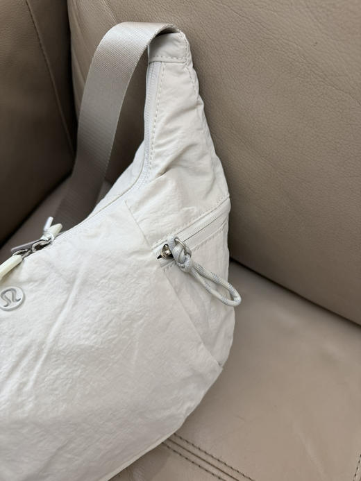 1222-2 韩国渠道货 lulu 小号6L 腋下包 牛角包 轻便能装 结实耐造 百搭时尚 商品图10