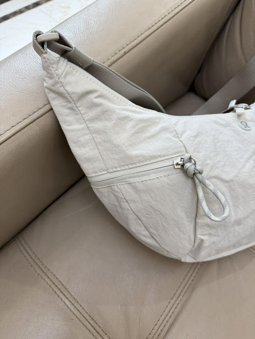 1222-2 韩国渠道货 lulu 小号6L 腋下包 牛角包 轻便能装 结实耐造 百搭时尚 商品图9