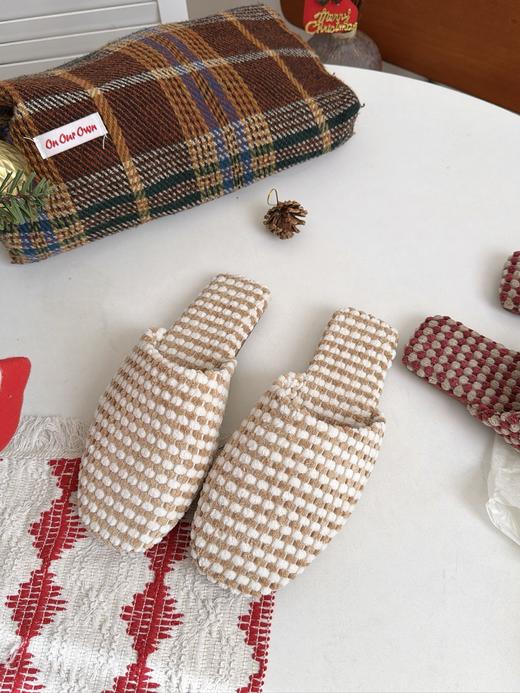 ⭐【𝗣𝗹𝗮𝘁 𝗕𝗮𝘀𝗲双色菠萝绒棉拖】高级感满分！秋冬必备保暖棉拖实测🧦�这双棉拖真的让我对居家拖鞋改观了！ 质感绝绝子✨🧵加厚定制菠萝棉绒内里超级暖和 👏穿上瞬间被温暖包围❄️ 商品图5