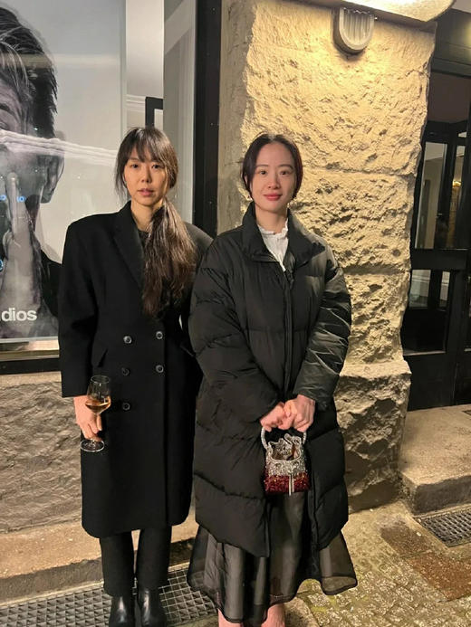 长款宽松高领拉链羽绒服 北欧风高充绒量羽绒服 绗缝工艺 宽松长款版型 正面双向拉链开襟 商品图1