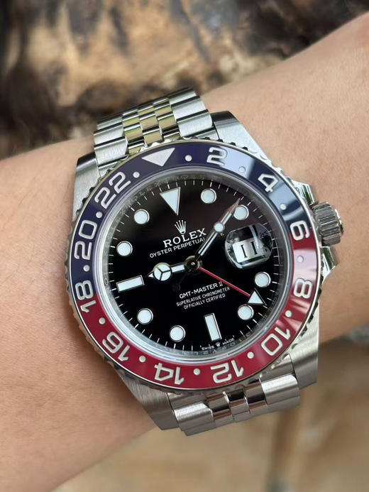 VS 格林尼治可乐圈V3终于来了！丹东3285 机芯 各种细节秒杀市场所有版本～
1，VS搭最强丹东3285 GMT 逆向快调日历。
2，VS V3 圈口 紫外线照射下整个圈口与原版一致效果呈红色❕❕ 商品图2