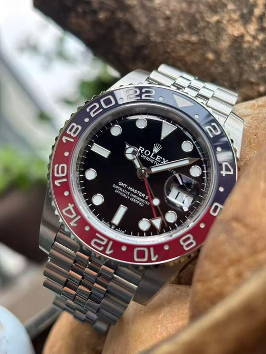 VS 格林尼治可乐圈V3终于来了！丹东3285 机芯 各种细节秒杀市场所有版本～
1，VS搭最强丹东3285 GMT 逆向快调日历。
2，VS V3 圈口 紫外线照射下整个圈口与原版一致效果呈红色❕❕ 商品图5