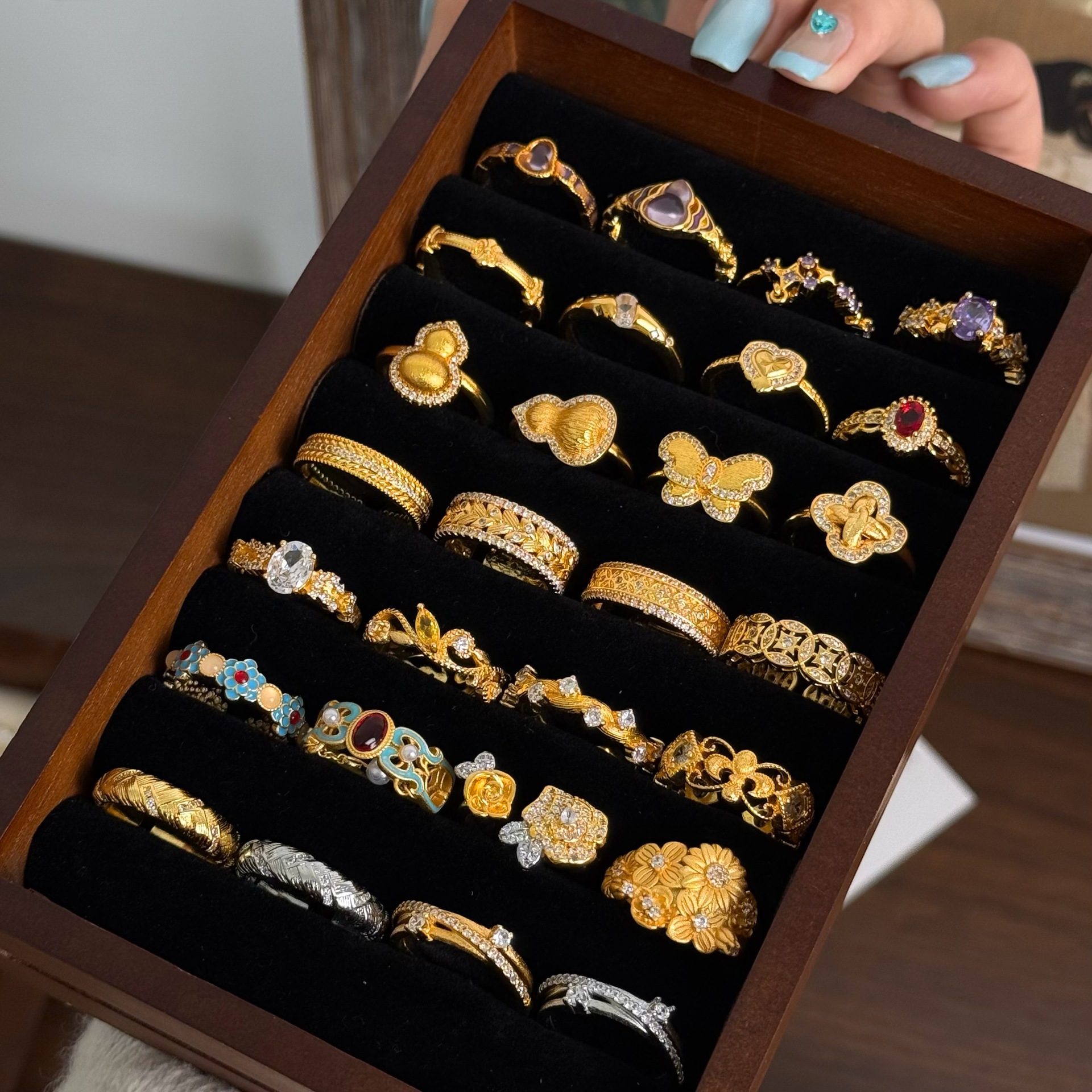 【】小红书爆款时尚复古铜钱鸢尾花戒指女小众设计高级感百搭戒子指环。jb