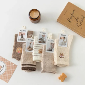 【超市】袜子图书馆C1U001-5C中筒女袜（奶咖色系）1双 颜色随机