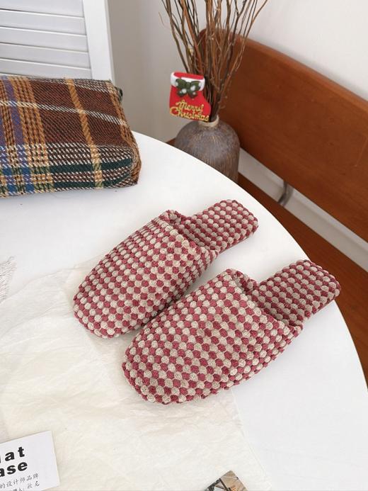 ⭐【𝗣𝗹𝗮𝘁 𝗕𝗮𝘀𝗲双色菠萝绒棉拖】高级感满分！秋冬必备保暖棉拖实测🧦�这双棉拖真的让我对居家拖鞋改观了！ 质感绝绝子✨🧵加厚定制菠萝棉绒内里超级暖和 👏穿上瞬间被温暖包围❄️ 商品图4