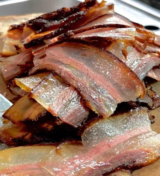 【觅趣小铺-青城山腊肉香肠】上新特惠220元=5斤（原价320元）古法制作， 当地农家生态猪肉百年腌制秘方，天然香料手工配制，风味醇正，十年经验的老师傅全程监制，冬季限量生产，确保每一份品质。 商品图4