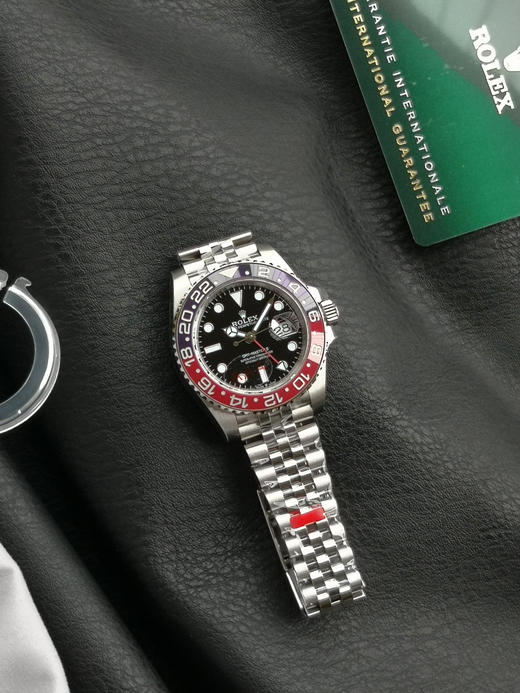 VS 格林尼治可乐圈V3终于来了！丹东3285 机芯 各种细节秒杀市场所有版本～
1，VS搭最强丹东3285 GMT 逆向快调日历。
2，VS V3 圈口 紫外线照射下整个圈口与原版一致效果呈红色❕❕ 商品图12