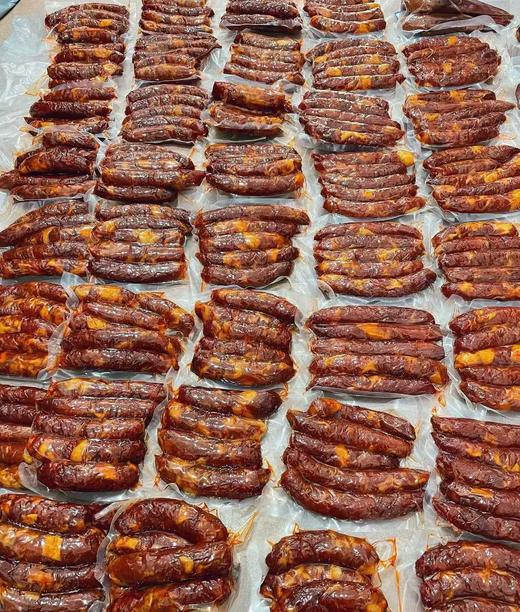 【觅趣小铺-青城山腊肉香肠】上新特惠220元=5斤（原价320元）古法制作， 当地农家生态猪肉百年腌制秘方，天然香料手工配制，风味醇正，十年经验的老师傅全程监制，冬季限量生产，确保每一份品质。 商品图3