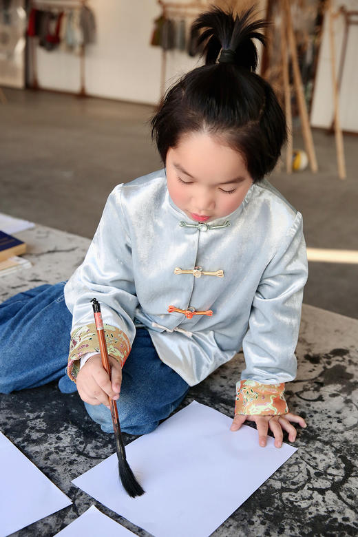 【预售】盛唐牡丹  Kids蓝灰色马跃新春双穿外套&PeaceBio面霜&身体乳东方境礼盒 商品图4