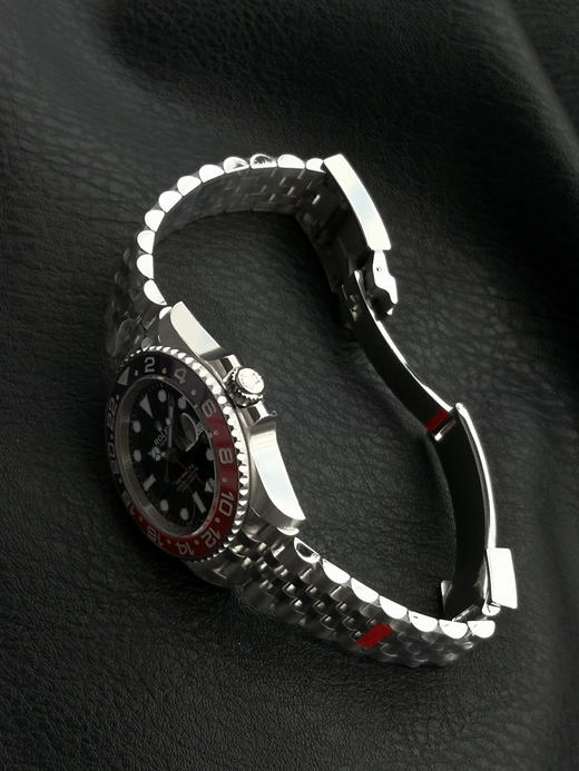 VS 格林尼治可乐圈V3终于来了！丹东3285 机芯 各种细节秒杀市场所有版本～
1，VS搭最强丹东3285 GMT 逆向快调日历。
2，VS V3 圈口 紫外线照射下整个圈口与原版一致效果呈红色❕❕ 商品图9