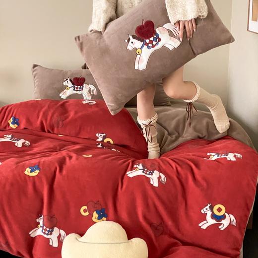 【品牌直发】加倍生活 高克重牛奶绒四件套-发财小马 送元宝抱枕 马年限定系列 年货节焕新季 商品图3