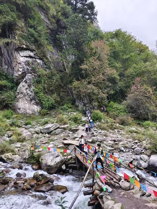 1.1-1.2元旦冰雪童话之旅｜【甲尔猛措2天1夜】漫步桃园羌寨，晚风音乐会，篝火晚会，徒步甲尔猛措，踏雪寻冰，红石雪滩，赏蓝冰冰瀑，含牦牛肉火锅（晚）自助烤肉（午）。 商品图5