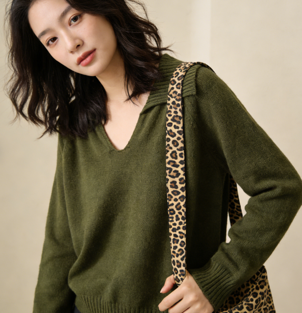 克什米尔绿V领毛衣，Polo领+V字挖空的组合，显高显瘦，温柔又慵懒气质