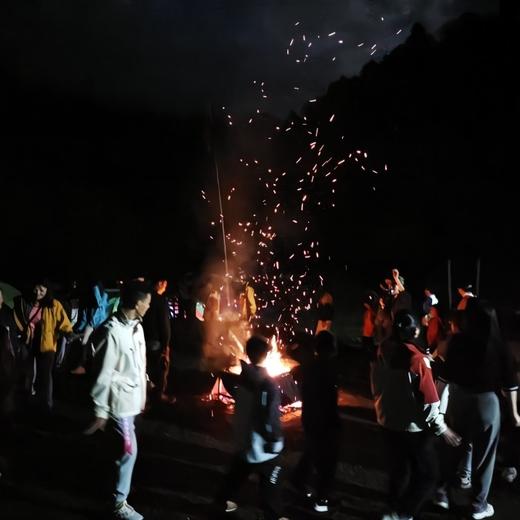 1.1-1.2元旦冰雪童话之旅｜【甲尔猛措2天1夜】漫步桃园羌寨，晚风音乐会，篝火晚会，徒步甲尔猛措，踏雪寻冰，红石雪滩，赏蓝冰冰瀑，含牦牛肉火锅（晚）自助烤肉（午）。 商品图4