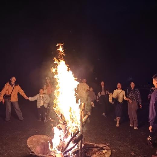 1.1-1.2元旦冰雪童话之旅｜【甲尔猛措2天1夜】漫步桃园羌寨，晚风音乐会，篝火晚会，徒步甲尔猛措，踏雪寻冰，红石雪滩，赏蓝冰冰瀑，含牦牛肉火锅（晚）自助烤肉（午）。 商品图10