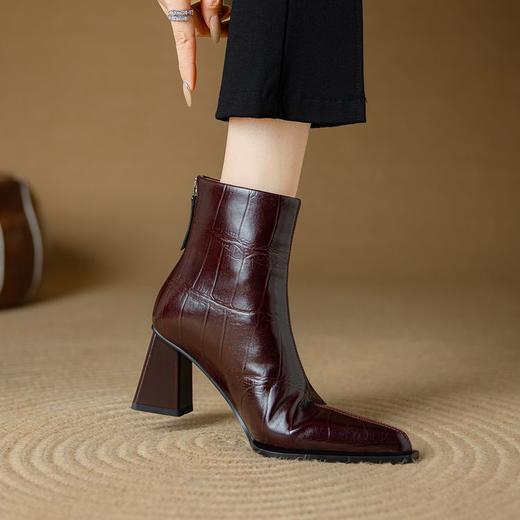 【预售5天】尖头粗跟压花格纹真皮秋冬加绒喜庆酒红时装高跟短筒马丁靴DB&M6105 商品图0