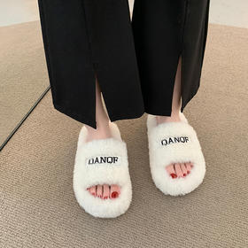 【ins仙女风❗️厚底毛毛拖鞋】柔软舒适，防滑耐磨，鞋面纹路细腻，舒适稳固后跟设计，软弹脚感，韩版时尚外穿毛绒居家室内一字棉拖QQ鞋