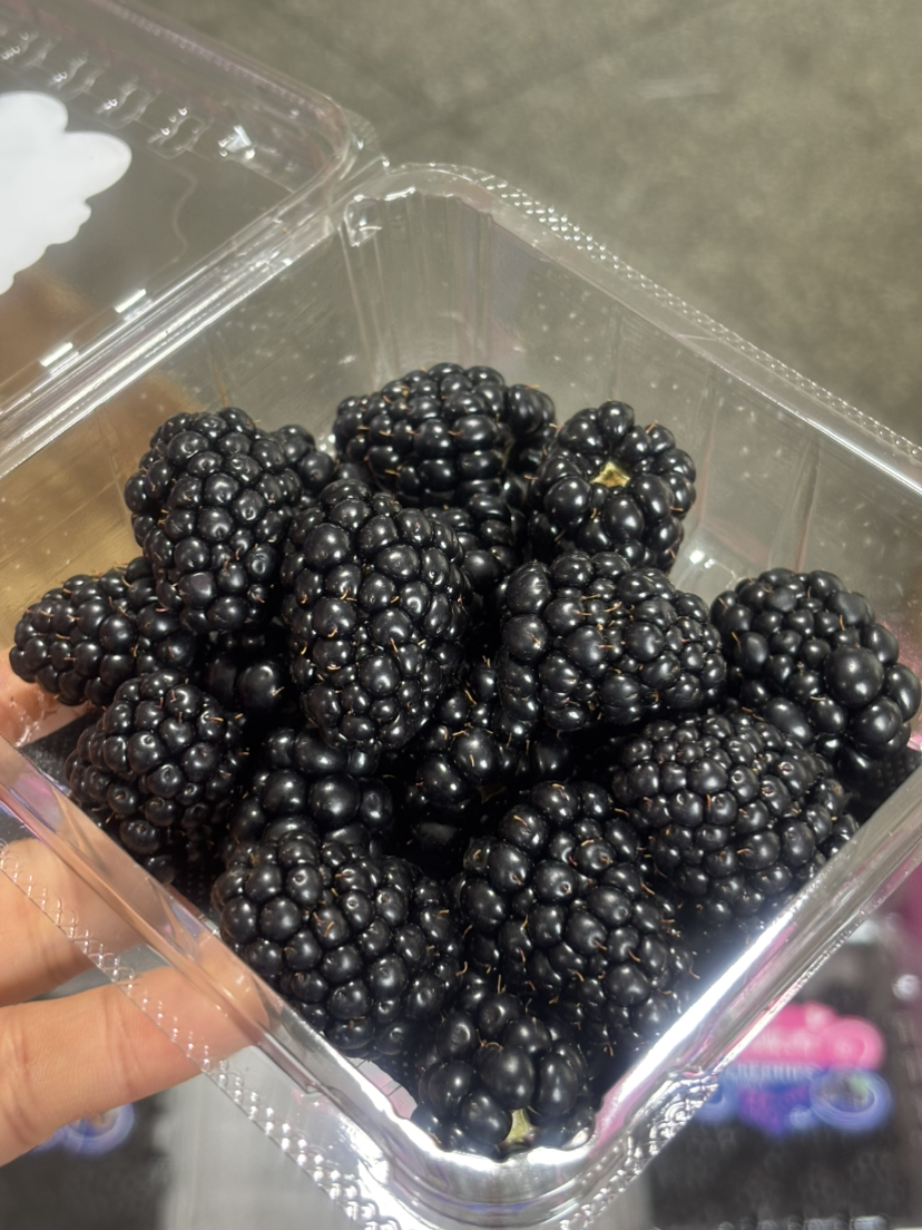 仅限杭州主城区发货！黑莓 富含花青素 抗氧化能力极强！果粒紫黑亮泽，重叠交织成饱满肉嘟的果实 蕴含着巨大的能量 女孩子要多吃～