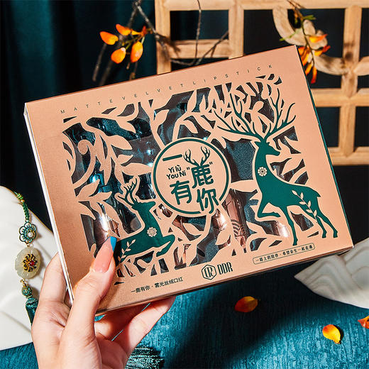 【一鹿有你❗️雾光丝绒口红礼盒】薄透轻盈柔雾唇，涂抹奶油般绵密触感，微浮雕工艺，外雅内秀，浓郁显色贴合，雕花哑光雾面不沾杯不易掉色防水哑光持久QQ 商品图8