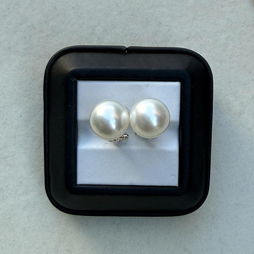 【挚友限定】(经典款)18K金澳白珍珠耳夹 扁圆形极光等级 商品图3