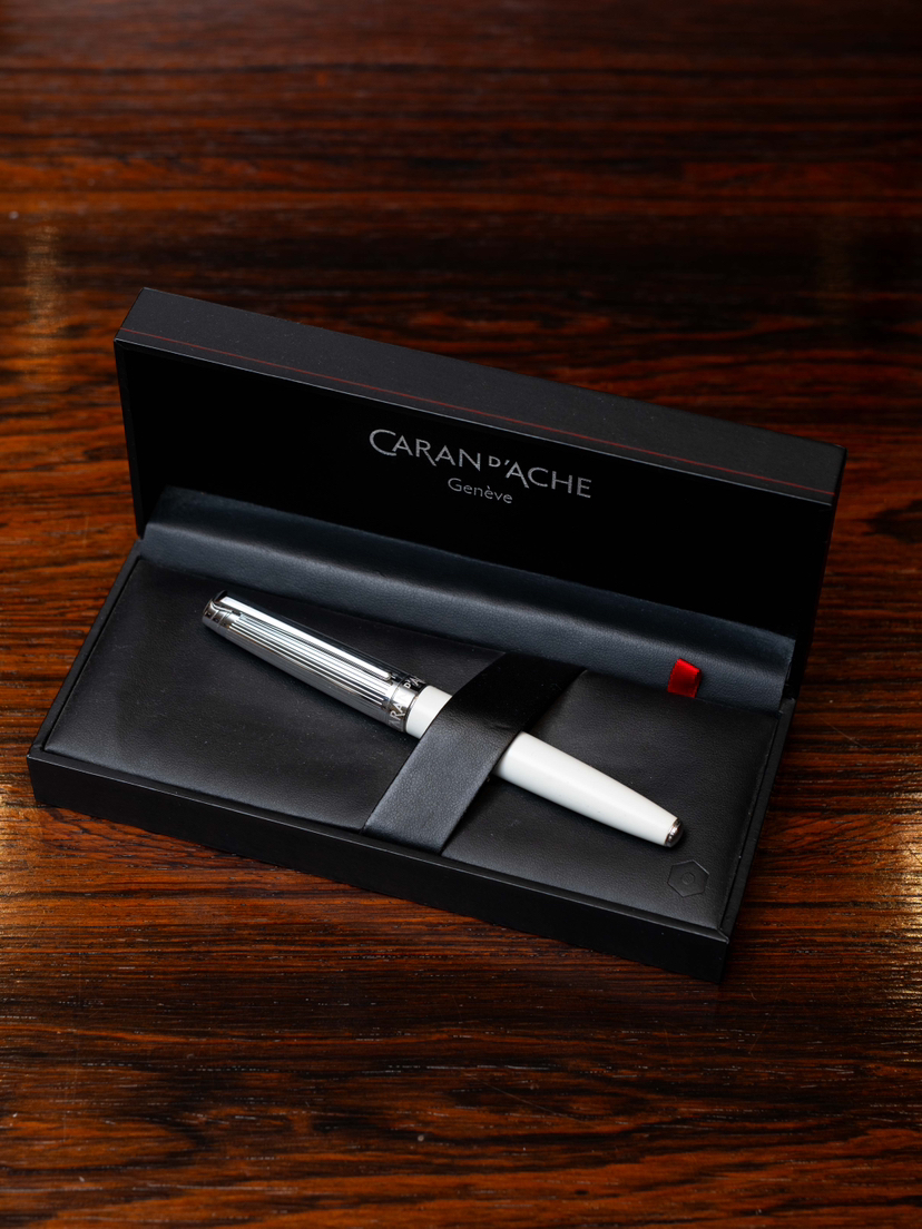 Caran D'ache 白色钢笔