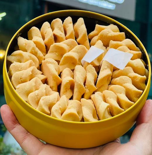 ADOL艾许奶油珍妮曲奇饼干！每一口都是满满的幸福感，简直停不下来打开铁盒的瞬间，浓郁的奶油香气扑鼻而来，让人垂涎欲滴。饼干的口感酥脆，入口即化，每一口都能感受到细腻的奶油和香浓的巧克力完美融合～～ 商品图2