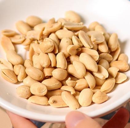 【新疆湖盐花生】三重工艺，脱皮脆炸，只为还原花生本该有的干净酥脆。不加多余调味，仅以微量新疆湖盐提味——不油手、不齁喉，只有一颗接一颗的干脆满足😋。 商品图0