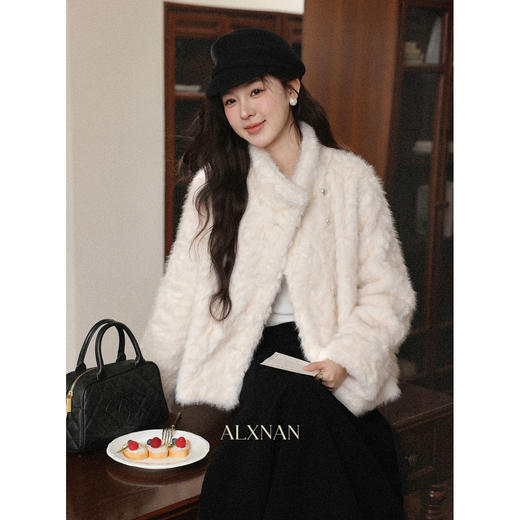 鹿向南「雪屿绒白」米白色高领毛绒短款外套女冬宽松保暖洋气上衣 商品图3