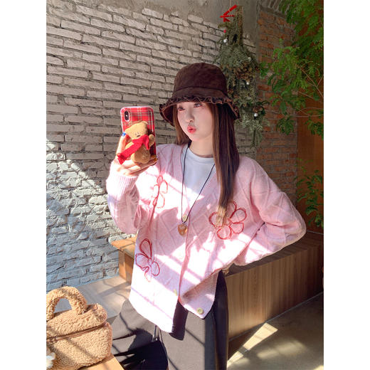 <曾小咸推荐>韩系慵懒风V领钩花毛衣 商品图0