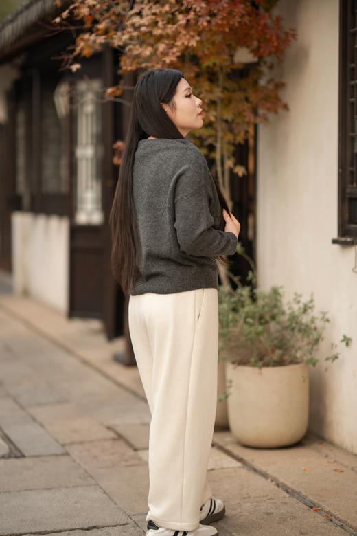 现货，今天发！【加绒牛奶裤】王炸裤🔥软软糯糯冬季百搭休闲裤，米杏色，松紧腰头，内层细密短绒，保暖舒适亲肤！面层面料：67%聚酯纤维，14.3%粘纤，7.8%锦纶，7.6%腈纶，3.3%羊毛 商品图4