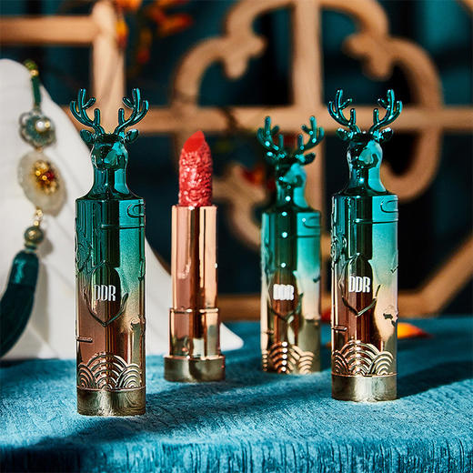 【一鹿有你❗️雾光丝绒口红礼盒】薄透轻盈柔雾唇，涂抹奶油般绵密触感，微浮雕工艺，外雅内秀，浓郁显色贴合，雕花哑光雾面不沾杯不易掉色防水哑光持久QQ 商品图1