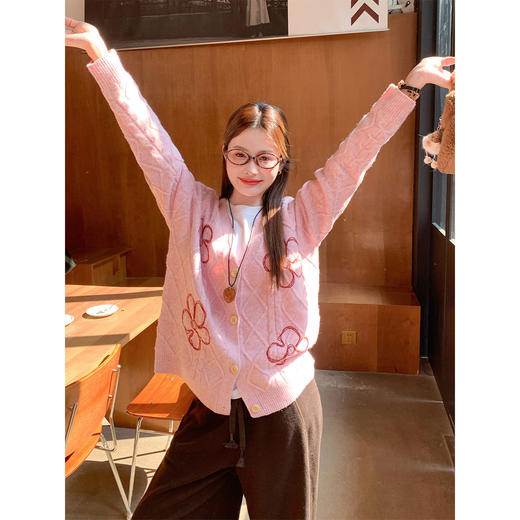 <曾小咸推荐>韩系慵懒风V领钩花毛衣 商品图2