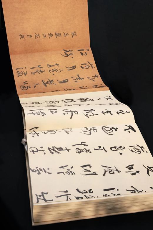 《蕞美中国古诗词》(限量大八开珍藏版)，下单赠两大限量奢礼：赠礼1《古诗词描红：欧阳江河小楷字帖》1本，赠礼2《欧阳江河静心小楷字帖》1本， 商品图8