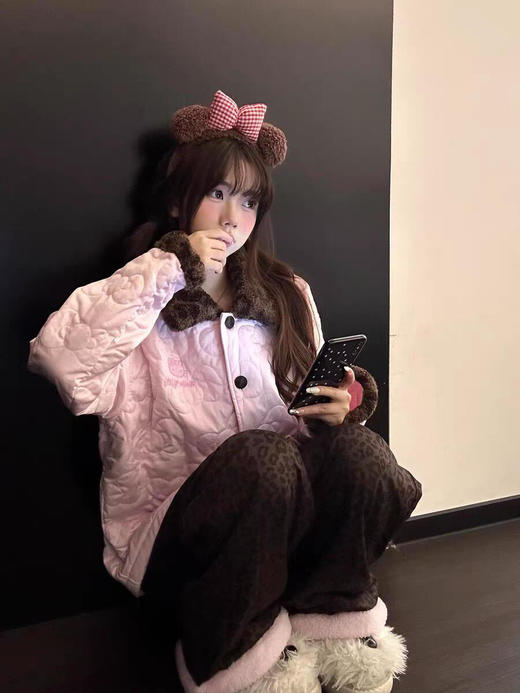 官网839！野兽家Kitty联名限定加厚绗棉家居服套装 树莓粉撞色浓郁豹纹可可 温暖野性甜美大胆睡衣套装 商品图3