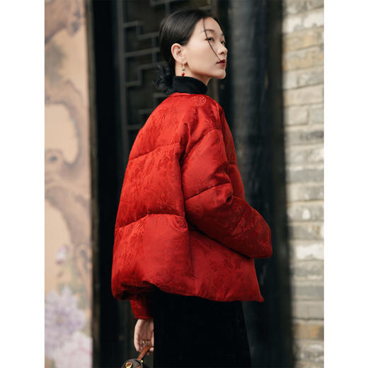 「自」全新升级【铂金会员809/天猫1089/差价280】(12129)洛诗琳新年红色战袍中式鹅绒服2025冬季国风桑蚕丝保暖外套 商品图3