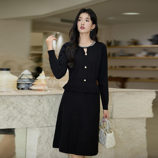 奢姿大码女装2025冬季时尚纽扣装饰圆领连衣裙胖妹妹气质减龄裙子9854870578 商品图1