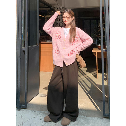 <曾小咸推荐>韩系慵懒风V领钩花毛衣 商品图4