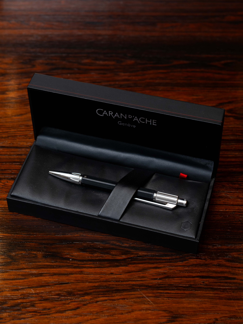 Caran D'ache 黑色签字笔