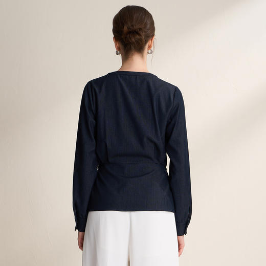EITIE爱特爱松弛慵懒抽绳收腰设计圆领气质通勤2026春季新款衬衣A2609107 商品图4