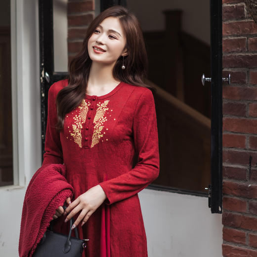 【林栖设计小店】【林栖推荐】2026早春新款羊毛混纺拼真丝红色连衣裙复古刺绣连衣裙N1954277 商品图3